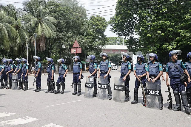 Police take positions at Dhaka University